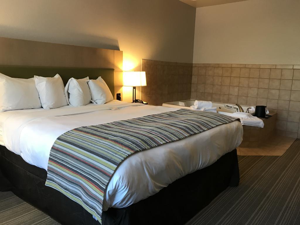 King Suite Spa Bath,450115860:JPEG